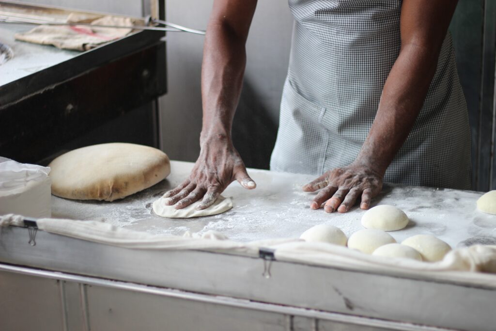 pexels-vaibhav-jadhav-3218467-1024x683 Un apprenti boulanger peut il travailler seul ?